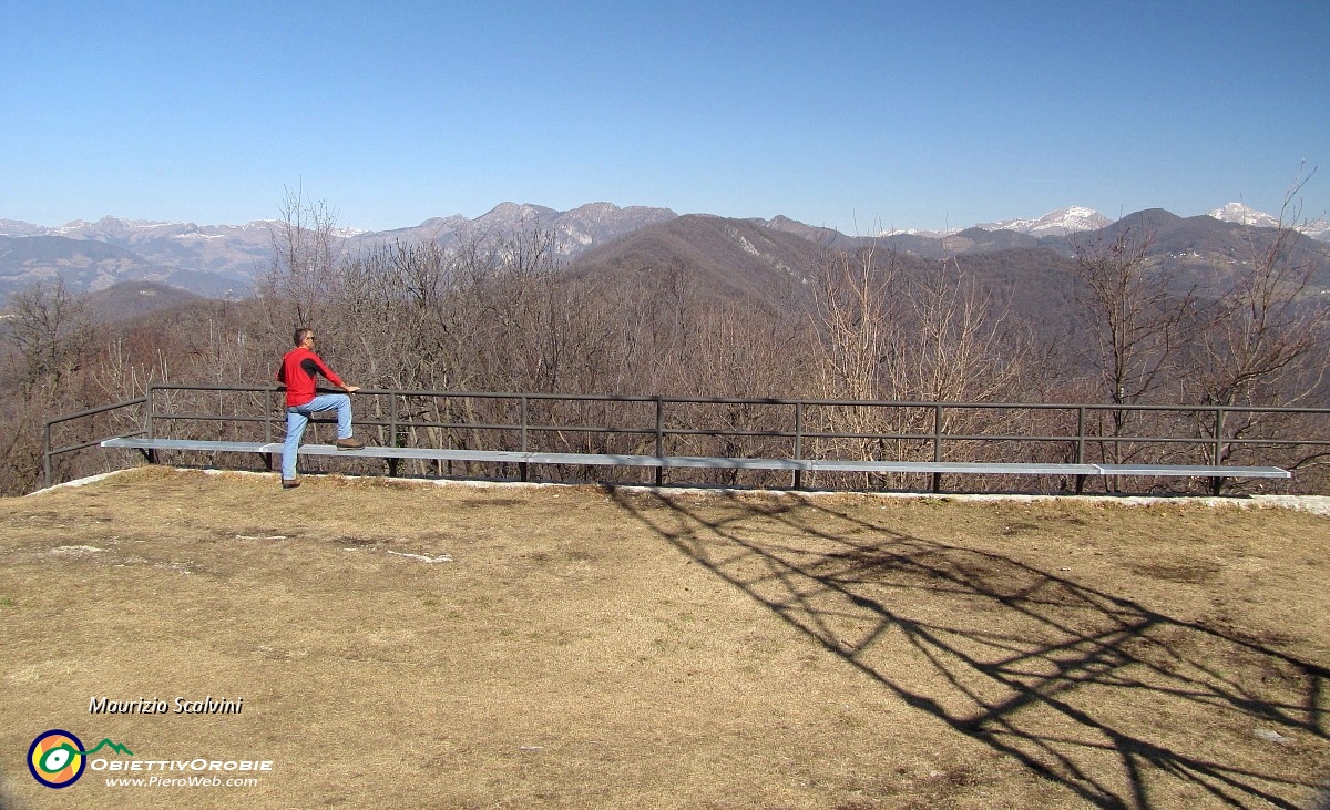 19 Mi affaccio dalla grande balconata di vetta....JPG